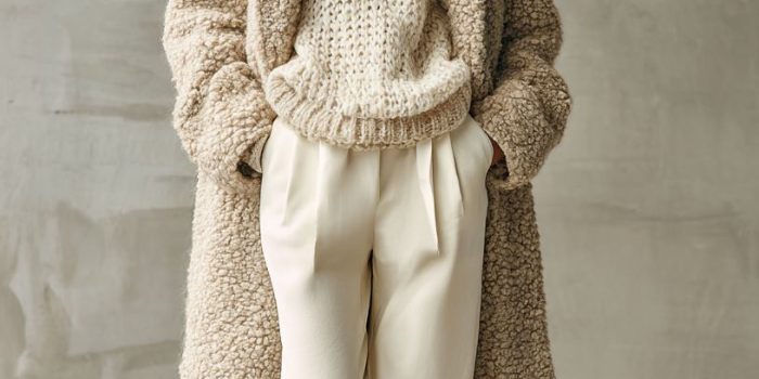 ChatGPT_AI提示词_长款 羊毛 外套配优质针织 毛衣和直筒冬季裤子，搭配粗跟踝靴，展现温暖的中性色调_chat gpt会员是智商税嘛缩略图