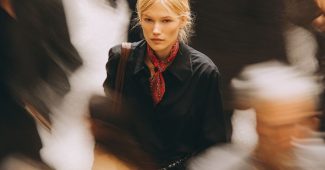 ChatGPT_AI提示词_一名金发女子穿着黑色宽松衬衫和红色领带走在人群中_chatgpt pro账号缩略图