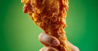 ChatGPT提示词_一只人手正握着一只金棕色的炸鸡腿_chatgpt购买指南缩略图