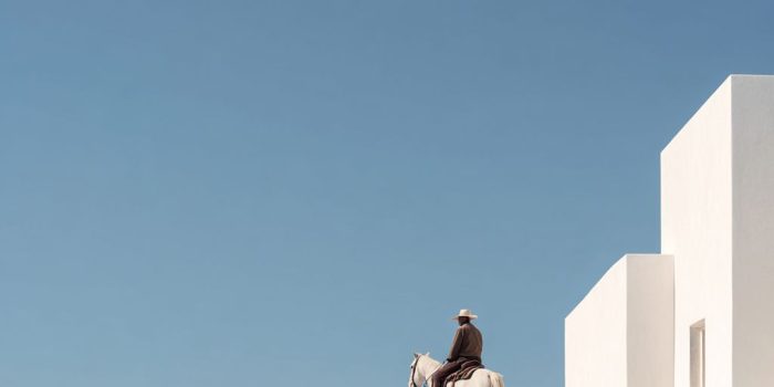 ChatGPT提示词_在圣托里尼一座全白建筑的屋顶上，牛仔骑马，呈现极简摄影风格_chatgpt5.2缩略图