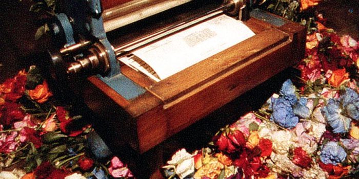 AI提示词_一件古老的花瓣压制工具_chatgpt在线聊天查询缩略图