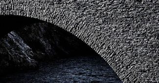 ChatGPT_AI提示词_一座坚固的石桥_chatgpt会员费多少钱缩略图