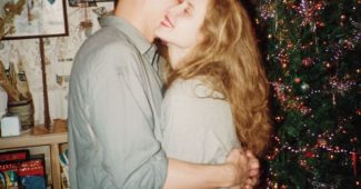 AI提示词_帅气男人回家亲吻抱住漂亮女人，场景为1990年代纽约，客厅内有圣诞树_chatgpt会员多少钱一次缩略图