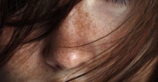 ChatGPT_AI提示词_创作一幅极为逼真的女性特写肖像_ChatGPT购买缩略图