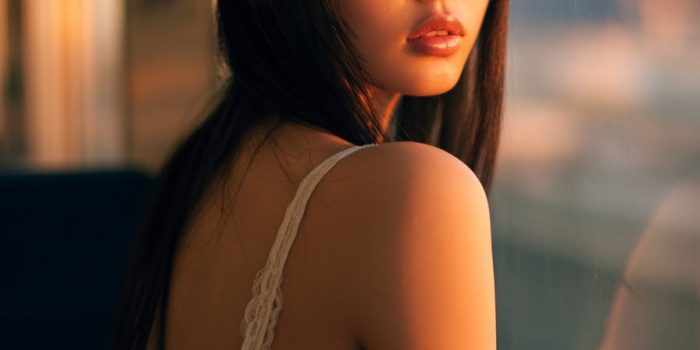 ChatGPT_AI提示词_年轻日本美人在火车窗边微笑，穿白色蕾丝背心，长直黑发，氛围温暖_chatgpt会员共享缩略图