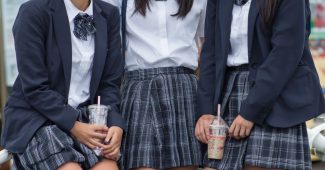 AI提示词_三位日本高中女孩穿着校服社交并饮用酸奶_chatgpt在线版网页缩略图