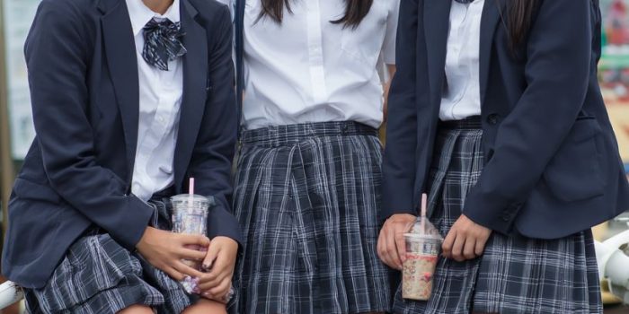 AI提示词_三位日本高中女孩穿着校服社交并饮用酸奶_chatgpt在线版网页缩略图