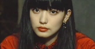 ChatGPT提示词_Maki Harukawa在90年代MTV真人秀采访中穿着红色服装_chatgpt帐号缩略图