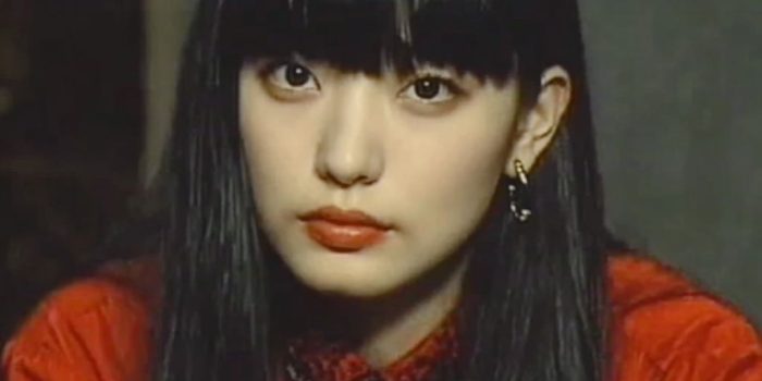 ChatGPT提示词_Maki Harukawa在90年代MTV真人秀采访中穿着红色服装_chatgpt帐号缩略图