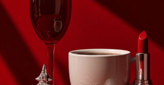 ChatGPT_AI提示词_一个红色背景下的超现实主义摄影，展示香槟杯、热可可白杯、糖果杖、圣诞树装饰品及红色口红，艺术性布置_chat gpt会员是智商税嘛缩略图