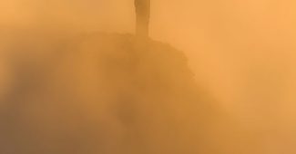 AI提示词_基督救世主雕像在金色雾霭中显得神圣而庄严_chatgpt网页版免登录缩略图