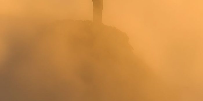 AI提示词_基督救世主雕像在金色雾霭中显得神圣而庄严_chatgpt网页版免登录缩略图