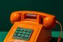 ChatGPT_AI提示词_一部橙色复古拨号电话和一张附有“打这个电话”的绿便签_chatgpt在线网页版官网缩略图