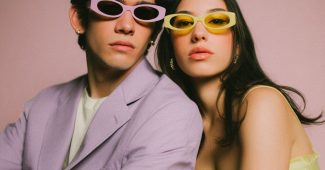 ChatGPT_AI提示词_春季美学摄影师拍摄了两位模特，男士和女士佩戴了太阳镜_chatgpt中文版缩略图