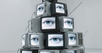 ChatGPT_AI提示词_一堆电视机以艺术雕塑形式排列，所有屏幕上都有一个人眼，背景干净简约_gpt会员不支持国内银行卡缩略图