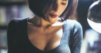 AI提示词_一个优雅的日本女孩在图书馆专心阅读_chatgpt plus怎么订阅缩略图