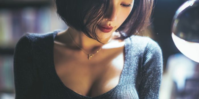 AI提示词_一个优雅的日本女孩在图书馆专心阅读_chatgpt plus怎么订阅缩略图