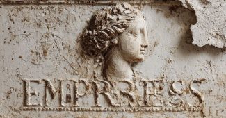 ChatGPT_AI提示词_徽牌上刻有皇后字样_如何购买gpt会员最便宜缩略图