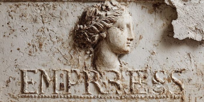 ChatGPT_AI提示词_徽牌上刻有皇后字样_如何购买gpt会员最便宜缩略图