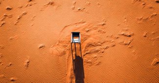 AI提示词_一把椅子位于空旷的沙漠中_chatgpt50官网中文版缩略图