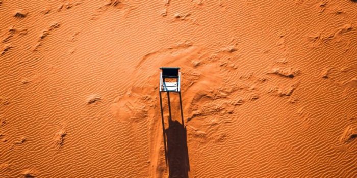 AI提示词_一把椅子位于空旷的沙漠中_chatgpt50官网中文版缩略图