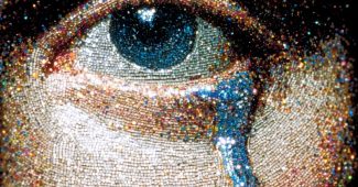 ChatGPT_AI提示词_一个男性背景中的眼睛特写闪烁着彩虹般的泪水_chatgpt会员充值缩略图