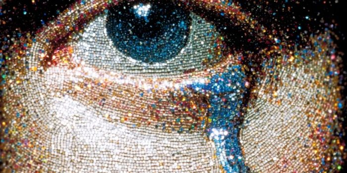 ChatGPT_AI提示词_一个男性背景中的眼睛特写闪烁着彩虹般的泪水_chatgpt会员充值缩略图