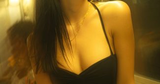 AI提示词_一位性感的女性在地铁上穿着短吊带和迷你裙，长发披肩，梦幻地望向窗外_chat gpt会员的作用缩略图