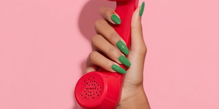 ChatGPT提示词_女性手持红色旋转电话，绿色指甲，背景粉色_chatgpt会员多少钱一次缩略图