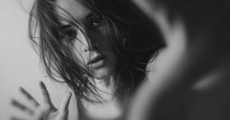 ChatGPT提示词_一个人上半身张开双臂面向镜头，头转动中，表现出强烈的目光接触缩略图