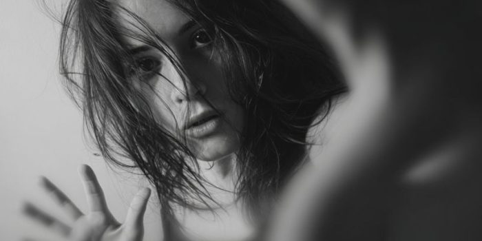 ChatGPT提示词_一个人上半身张开双臂面向镜头，头转动中，表现出强烈的目光接触缩略图