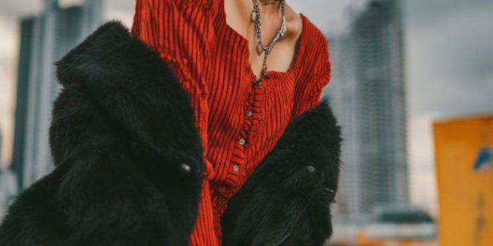 AI提示词_一位印尼年轻女子以电红色波波头和银色挑染大胆造型，穿着红条纹开衫裙搭配黑色高筒靴，表现出强烈自信_chatgpt在线试用缩略图