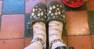 ChatGPT_AI提示词_胸部视角的照片展现了穿着和咖啡杯的细节_chatgpt充值问题缩略图