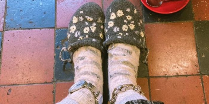 ChatGPT_AI提示词_胸部视角的照片展现了穿着和咖啡杯的细节_chatgpt充值问题缩略图