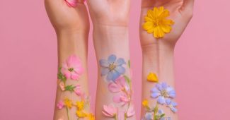 ChatGPT提示词_三位肤色不同的女性手臂，带有粉彩花朵_chatgpt购买token缩略图