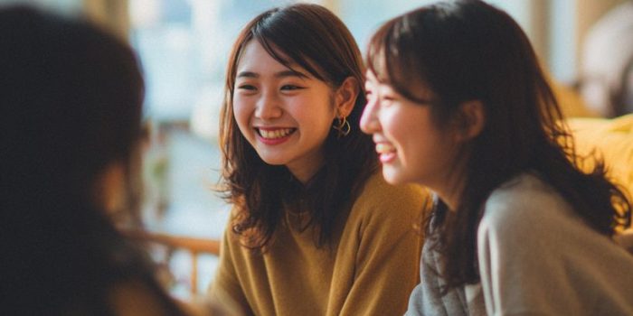 ChatGPT提示词_三名日本女大学生在现代合租房的公共区域聊天和欢笑_chatgpt充值步骤缩略图