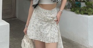 ChatGPT提示词_一位韩国女性穿着短款牛仔背心和花卉连衣裙，搭配坡跟运动鞋_chatgpt5.2缩略图