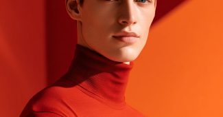 ChatGPT提示词_一名年轻男模特穿着无缝圆领保暖衣，展现优雅的面部特征和干净的贴身剪裁_chatgpt会员值得买吗缩略图