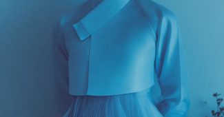 ChatGPT_AI提示词_一位现代蓝色韩服的韩国女性时尚肖像_chatgpt5.0官网中文版缩略图