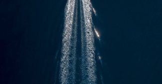 ChatGPT提示词_在夜晚的海面上，一艘快艇留下长长的白色浪迹_chatgpt会员有什么功能缩略图