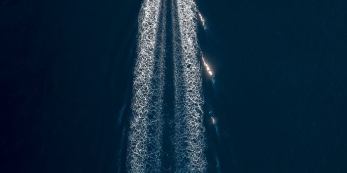 ChatGPT提示词_在夜晚的海面上，一艘快艇留下长长的白色浪迹_chatgpt会员有什么功能缩略图