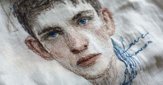 AI提示词_这是一件手工刺绣的白色T恤，前面有一位年轻男子的肖像和’爱’的文字_chatgpt会员多少钱一次缩略图