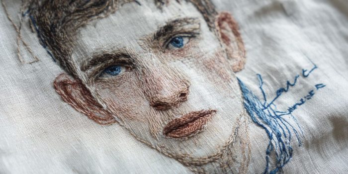 AI提示词_这是一件手工刺绣的白色T恤，前面有一位年轻男子的肖像和’爱’的文字_chatgpt会员多少钱一次缩略图