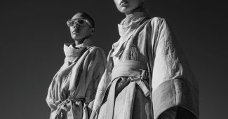 ChatGPT_AI提示词_一种戏剧性的夏末时尚系列，灵感来源于沙漠色调，流动的面料和未来感的眼镜_chatgpt prompt generator缩略图