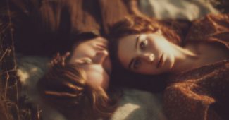 ChatGPT_AI提示词_一对情侣躺在野餐毯上，乡村草地背景_chatgpt会员多少钱一次缩略图