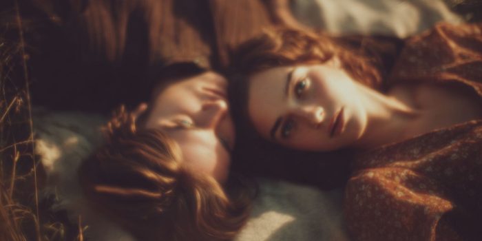 ChatGPT_AI提示词_一对情侣躺在野餐毯上，乡村草地背景_chatgpt会员多少钱一次缩略图