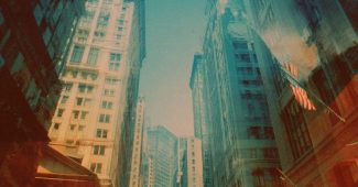 ChatGPT_AI提示词_使用宾得K-70相机和富士超级彩色胶卷拍摄，得到波拉罗伊风格的色彩负片图像_chat gpt会员的作用缩略图