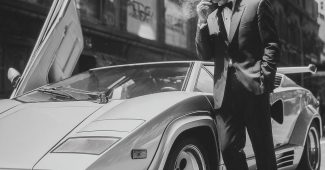 ChatGPT_AI提示词_一位典型的80年代帅气富翁在纽约驾驶着1980年的兰博基尼Countach下车，散发着80年代的时尚气息_chatgpt注册流程缩略图