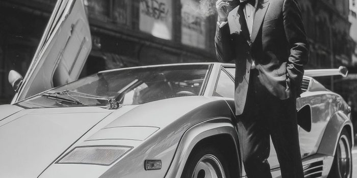 ChatGPT_AI提示词_一位典型的80年代帅气富翁在纽约驾驶着1980年的兰博基尼Countach下车，散发着80年代的时尚气息_chatgpt注册流程缩略图