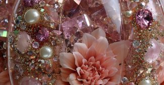 ChatGPT_AI提示词_秋季魔幻森林中的水晶南瓜和玫瑰石英_chatgpt会员收费标准缩略图